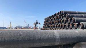 Auf dem Hafengelände von Sassnitz liegen die fertigen Leitungsrohre für die Pipeline Nord Stream 2 bereit – die US-Regierung droht der Hafengesellschaft daher mit „vernichtenden“ Sanktionen. Foto: Ziedler