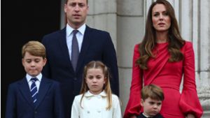 Prinz William und Prinzessin Kate werden mit ihren  beiden älteren Kindern Prinz George (links) und Prinzessin Charlotte an der Trauerfeier teilnehmen.  (Archivbild) Foto: IMAGO/Cover-Images