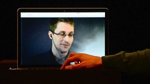 Edward Snowden bei einer Liveschalte anlässlich des Stuttgarter Friedenspreises. Foto: dpa