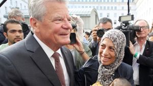 Bundespräsident Joachim Gauck besucht die Flüchtlingsunterkunft im ehemaligen Rathaus in Berlin-Wilmersdorf. Foto: dpa
