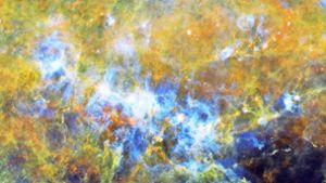 Das Bild der Europäischen Sternwarte zeigt die gigantische Molekülwolke RCW 106 im Sternbild Winkelmaß, die ständig neue Sterne hervorbringt. Foto: ESA/Herschel/PACS, SPIRE/Hi-GAL Project