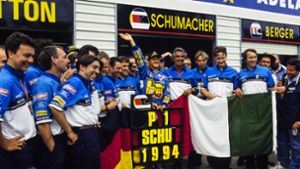 Michael Schumacher inmitten seiner Sieger-Truppe von 1994. Foto: imago/Ercole Colombo