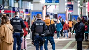 Am Hauptbahnhof in Stuttgart ist ein junger Mann ausgeraubt worden. Die Polizei bittet um Hinweise. Foto: dpa/Christoph Schmidt