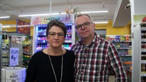 Die ehemalige Schlecker-Mitarbeiterin Ramona Damske mit ihrem Mann in ihrem Laden in Baiersbronn-Mitteltal Foto: Damske