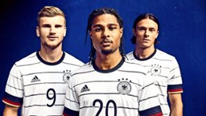 Die Fußball-Nationalspieler Timo Werner, Serge Gnabry und Nico Schulz präsentieren das neue Trikot Foto:dpa Foto:  