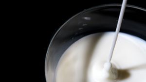 „Der Liter Milch geht auf jeden Fall über einen Euro“, schätzte der Hauptgeschäftsführer des Milchindustrie-Verbands. Foto: dpa/Sebastian Gollnow