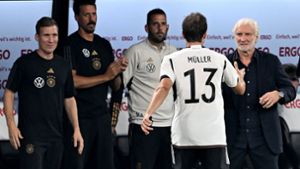 Fußball-Länderspiel Deutschland gegen Frankreich: Interims-Teamchef Rudi Völler (rechts) gratuliert Deutschlands Thomas Müller (Mitte) nach seiner Auswechslung. Foto: dpa/David Inderlied