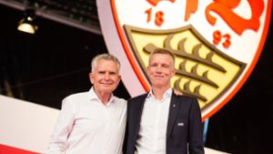 VfB-Präsident Wolfgang Dietrich und VfB-Sportvorstand Jan Schindelmeiser bei der Mitgliederversammlung am Donnerstagabend. Foto: Christoph Schmidt/dpa +++(c) dpa - Bildfunk+++ Foto: dpa