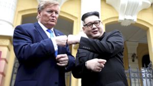 Trump-Darsteller Russel White und Kim-Doppelgänger Howard X in Hanoi. Foto: AP