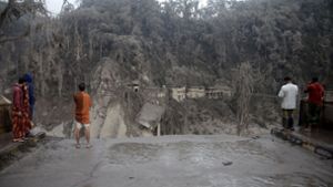 Nach dem Ausbruch wurde der Einsatz der Retter  durch dicken Schlamm und den Einsturz einer größeren Brücke  erschwert. Foto: dpa/Hendra Permana