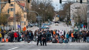 Aktivistinnen und Aktivisten der Letzten Generation blockieren eine Kreuzung in Regensburg. Foto: Daniel Vogl/dpa