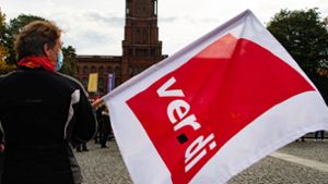 Verdi lässt bald im privaten und öffentlichen Bankgewerbe die Flaggen wehen. Foto: dpa/Paul Zinken