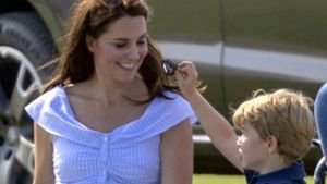 Der 4-jährige Prinz George spielt mit Mama Kate. Foto: PA