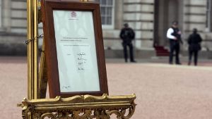 Das Royal Baby ist da: Herzogin Kate hat am Samstag in London eine Tochter zur Welt gebracht. Im Hof des Buckingham Palace steht die offizielle Bekanntmachung. Foto: EPA