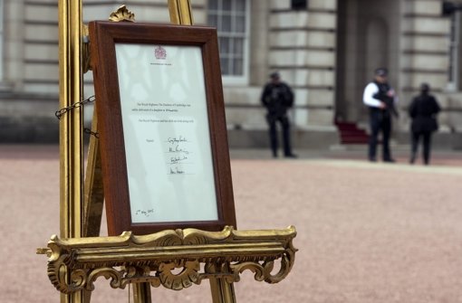 Das Royal Baby ist da: Herzogin Kate hat am Samstag in London eine Tochter zur Welt gebracht. Im Hof des Buckingham Palace steht die offizielle Bekanntmachung. Foto: EPA