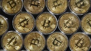 Bitcoin und andere Digitalwährungen liegen seit einiger Zeit stark im Trend. Doch aktuell sinken die Kurse solcher Risikoanlagen. Foto: AFP/OZAN KOSE