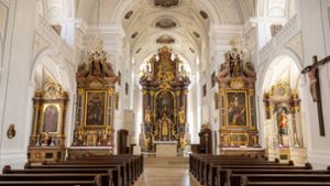 Blick in den Kirchenraum und auf den Altar der Stadtkirche Sankt Oswald Foto: dpa/Peter Kneffel