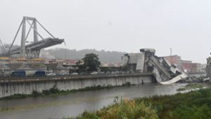 Blick auf die Trümmer der eingestürzten Morandi Autobahnbrücke in Genua. Beim Einsturz der Brücke sind mindestens elf Menschen ums Leben gekommen Foto: dpa