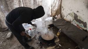 In Serbien gestrandet: Ein Flüchtling aus Pakistan bereitet sich etwas zu essen zu. Foto: imago//Edward Crawford