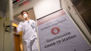 Ein Oberarzt verlässt eine Covid-19-Station im Klinikum Stuttgart. Foto: dpa/Marijan Murat