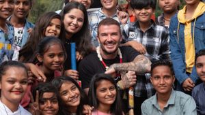 David Beckham posiert mit Jugendlichen im indischen Gujarat. Foto: UNICEF