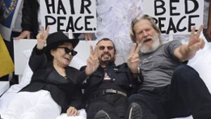 Yoko Ono (links), Ringo Starr (Mitte) und Jeff Bridges lassen sich für den guten Zweck zusammen in einem Bett ablichten. Foto: Invision/AP
