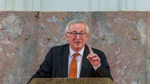 Jean-Claude Juncker warnt die EVP vor einer Zusammenarbeit mit Giorgia Meloni. Dies käme einer Verharmlosung der extremen Rechten gleich, sagt der ehemalige EU-Kommissionspräsident. Foto: Andreas Arnold/dpa