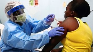 Derzeit wird das von Tübinger Forschern getestete Serum auch in den Epidemiegebieten erprobt: Die Wissenschaftler gehen davon aus, dass der Impfstoff auch  seine Wirkung entfaltet, wenn sich die Menschen bereits mit Ebola  angesteckt haben, die Krankheit aber noch nicht ausgebrochen ist. Foto: EPA
