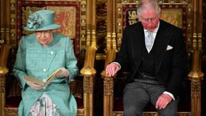 Queen Elizabeth II. (links) wird am Dienstag von ihrem Sohn Prinz Charles vertreten (Archivbild). Foto: AFP/LEON NEAL
