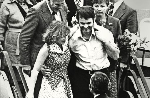 18. Oktober 1977:  Der damals 35 Jahre alte Co-Pilot Jürgen Vietor  und die am Bein verletzte Stewardess Gabi Dillmann treffen nach ihrer Befreiung auf dem Flughafen in Frankfurt/Main ein. Foto: dpa