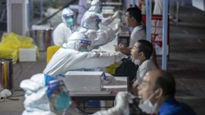 Mit Massentests der gesamten Bevölkerung reagiert China auf einen Corona-Ausbruch in Wuhan. Foto: AFP/STR