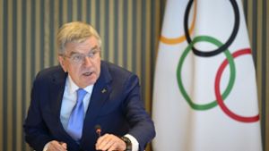Das IOC um Präsident Thomas Bach will darüber entscheiden, ob russische Sportler in Paris an der Eröffnungsfeier teilnehmen dürfen. Foto: Laurent Gillieron/Keystone/dpa