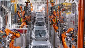 Roboter arbeiten an der Karosserie von verschiedenen BMW-Modellen im BMW-Stammwerk. Foto: Sven Hoppe/dpa