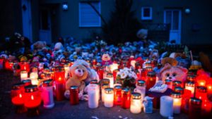 Teddybären, Blumen und Kerzen liegen vor dem Haus, in dem der getötete neunjährige Junge Jaden gewohnt hat. Sein Möder ist nun zu lebenslanger Haft verurteilt worden. (Archivfoto) Foto: dpa