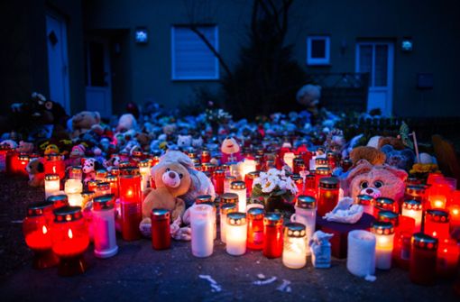 Teddybären, Blumen und Kerzen liegen vor dem Haus, in dem der getötete neunjährige Junge Jaden gewohnt hat. Sein Möder ist nun zu lebenslanger Haft verurteilt worden. (Archivfoto) Foto: dpa