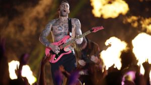 Pyrotechnik satt, tätowierte Haut und alte Hits: Adam Levine von Maroon 5 beim Super Bowl Foto: AP