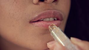 Facial für die Lippen: Eine pflegende Lippenmaske kann bei trockenen und rissigen Lippen Wunder bewirken. Foto: Olena Yakobchuk/Shutterstock
