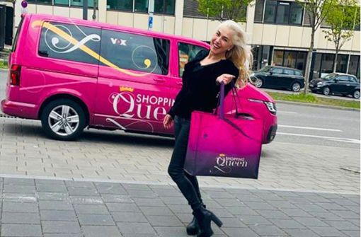 Ayse Caliskan vor dem Auto von „Shopping Queen“. Foto: privat