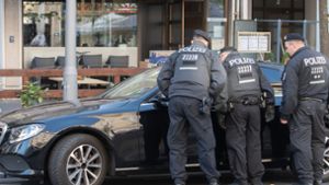 Polizisten kontrollieren ein Fahrzeug im Sicherheitsbereich um das Hotel Adlon in Berlin. Foto: dpa