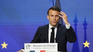Der französische Präsident Emmanuel Macron fordert eine europäische Verteidigungsstrategie mit einer gemeinsamen Rüstungsindustrie und einer über Fonds der EU finanzierte beschleunigte Aufrüstung. Foto: Christophe Petit Tesson/EPA POOL/AP/dpa