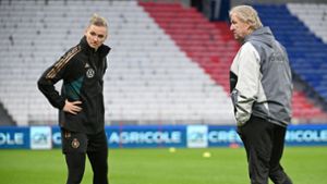 DFB-Kapitänin Alexandra Popp fehlt im Aufgebot von Bundestrainer Horst Hrubesch (r). Foto: Sebastian Gollnow/dpa