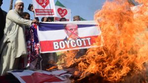 In vielen islamischen Staaten rufen die Menschen wegen der Äußerungen des französischen Präsidenten Macron zum Boykott von französischen Waren auf. Foto: AFP/ASIF HASSAN