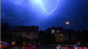 Blitze entladen sich am Abendhimmel während eines schweren Gewitters über den Häusern im Frankfurter Stadtteil Sachsenhausen Nacht zum Donnerstag (17. August). Foto: dpa/Arne Dedert