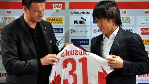 Am 30.1.2011 wurde Shinji Okazaki (rechts) als neuer VfB-Spieler vorgestellt - Sein Einsatz in Lissabon ist allerdings fraglich. Foto: dpa