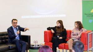 Cem Özdemir im Gespräch mit Maxime (l.) und Adriana (r.) – und den vielen Schülern im Publikum. Foto: /Stefanie Schlecht