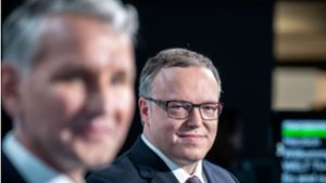 Mario Voigt (CDU, rechts) griff seinen Kontrahenten Björn Höcke (AfD) bei dem Schlagabtausch im Fernsehen vehement an. Foto: dpa/Michael Kappeler