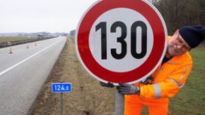 Bisher gilt Tempo 130 schon auf einem Drittel aller deutschen Autobahnkilometer – wenn es nach  SPD, Grünen und Linkspartei geht, bald aber überall. Foto: dpa/Jens Büttner