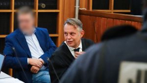 Bürgermeister Klaus Schifferer (links) beim Prozessauftakt mit seinem Rechtsanwalt Kristian Frank. Foto: dpa/Anna Ross