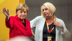 Karin Strenz (rechts) mit Bundeskanzlerin Angela Merkel bei einem Wahlkampfauftritt 2017 in Mecklenburg-Vorpommern, wo beide ihre Wahlkreise haben. Ihr Tod wirft Fragen auf: Karin Strenz (CDU). Foto: dpa/Jens Büttner
