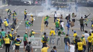 Demonstranten durchbrachen Barrikaden von Sicherheitskräften und Polizei. Foto: dpa/Eraldo Peres